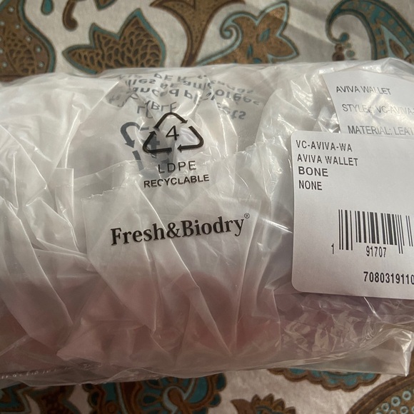 Vince Camuto Aviva Wallet Crossbody - Picture 10 of 10